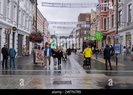 Kristiansand, Norvège - 11 juillet 2023 : Markens gate Street avec de nombreux magasins et restaurants Banque D'Images