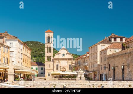 Place principale de Pjaca dans la vieille ville médiévale de Hvar avec cathédrale de équipés Stephen, restaurants en plein air et café de promenade latérale le jour ensoleillé, Dalmatie, Croatie Banque D'Images