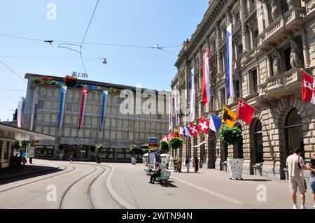 Le cœur financier de la Suisse : Paradeplatz à Zürich avec les banques UBS et Credit Suisse Banque D'Images