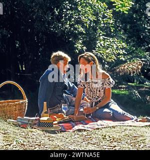 Jeune couple pique-nique en plein air dans le parc. Banque D'Images