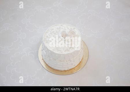 Gâteau de fête blanc avec glaçage blanc et perles, conception de gâteau. Gâteau fait à la main fait pour une occasion spéciale de célébration. Copier l'espace Banque D'Images