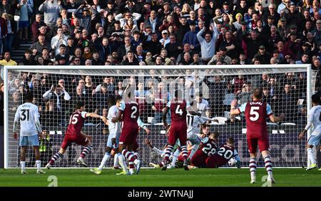 Londres, Royaume-Uni. 17 mars 2024. Un 2e but pour West Ham Utd est interdit pour le handball à partir d'une déviation du bras Tomas Souceks suivant un long VAR check de 5 minutes 37 minutes le plus long VAR check de l'histoire de premier League. Premier League match, West Ham Utd contre Aston Villa au stade de Londres, Queen Elizabeth Olympic Park à Londres le dimanche 17 mars 2024. Cette image ne peut être utilisée qu'à des fins éditoriales. Usage éditorial exclusif photo par Sandra Mailer/Andrew Orchard photographie sportive/Alamy Live News crédit : Andrew Orchard photographie sportive/Alamy Live News Banque D'Images