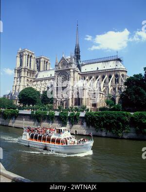 France. Paris. Notre Dame avec bateau touristique sur la Seine. Banque D'Images