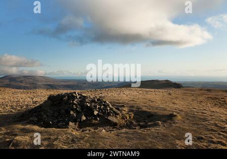 Vue vers l'ouest depuis le cairn du sommet d'Illgill Head, dans le Lake District anglais Banque D'Images