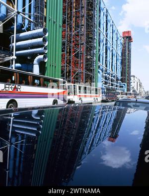 France. Paris. Centre culturel Pompidou avec autocars touristiques. Banque D'Images