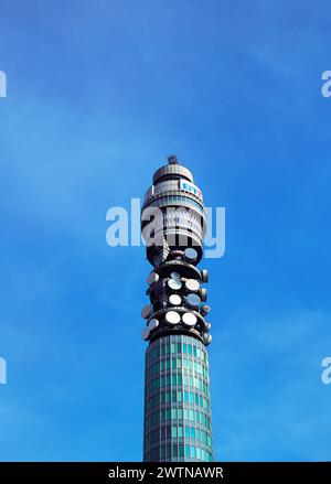 Royaume-Uni. Angleterre. Londres. Vue en bas angle de la British Telecom Tower. Banque D'Images