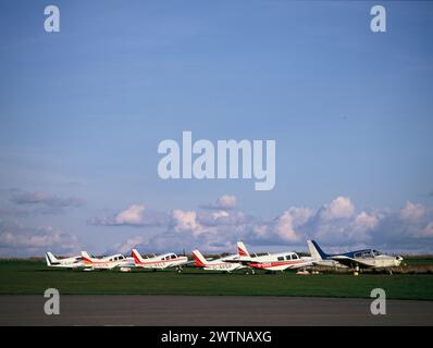 Îles Anglo-Normandes Alderney. Rangée d'avions légers sur l'aire de trafic d'herbe de l'aéroport. Banque D'Images