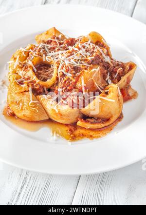 Portion de pâtes lumaconi à la sauce bolognaise Banque D'Images