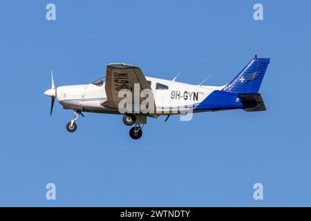 European Pilot Academy Piper PA-28-161 Warrior ll (REG : 9H-GYN) exécutant Touch and Go's Runway 31. Banque D'Images