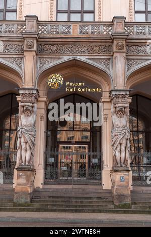 Munich, Allemagne - 26 décembre 2021 : le Musée des cinq continents situé sur la Maximilianstrasse est un musée d'œuvres d'art et d'objets de culte non européens Banque D'Images