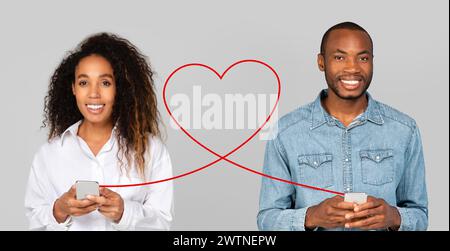 Une femme rayonnante dans une chemise blanche et un homme heureux dans une chemise en denim tiennent tous les deux des smartphones Banque D'Images