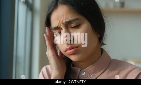 Gros plan malade fatigué femme arabe massage tempes souffrent de maux de tête douloureux migraine de la tête inconfort de pression. Fille indienne se sentent mal tension Banque D'Images