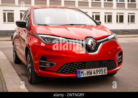 Rouge moderne électrique Renault ZOE E-Tech, constructeur automobile français multinational, VE en environnement urbain, développement durable automobile indu Banque D'Images