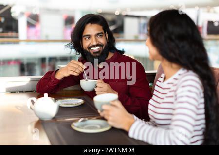 Joyeux jeune homme indien profitant de rendez-vous avec sa petite amie Banque D'Images