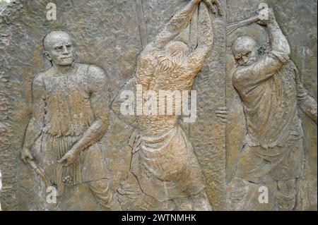 Le fléau au pilier - deuxième mystère douloureux. Sculpture en relief sur le mont Podbrdo (la colline des apparitions) à Medjugorje. Banque D'Images