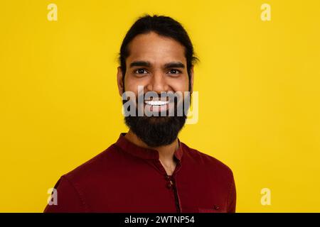 Portrait d'un homme indien barbu millénaire posant sur jaune Banque D'Images