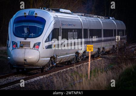 Alt Schwerin, Allemagne. 18 mars 2024. Le train d'essai « Advanced TrainLab » de Deutsche Bahn teste le projet ferroviaire 5G sur une ligne secondaire. Le projet, auquel participent Telefónica (O2), Deutsche Bahn, Ericsson et Vantage Towers, vise à tester les possibilités d'utilisation de la norme de communication mobile 5G sur les trajets en train. Cela devrait améliorer sensiblement la réception des téléphones portables sur les trajets en train. Crédit : Jens Büttner/dpa/Alamy Live News Banque D'Images