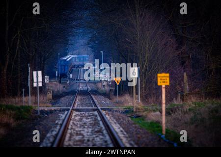 Alt Schwerin, Allemagne. 18 mars 2024. Le train d'essai « Advanced TrainLab » de Deutsche Bahn teste le projet ferroviaire 5G sur une ligne secondaire. Le projet, auquel participent Telefónica (O2), Deutsche Bahn, Ericsson et Vantage Towers, vise à tester les possibilités d'utilisation de la norme de communication mobile 5G sur les trajets en train. Cela devrait améliorer sensiblement la réception des téléphones portables sur les trajets en train. Crédit : Jens Büttner/dpa/Alamy Live News Banque D'Images