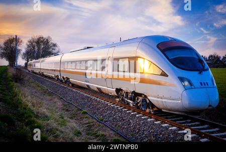 Alt Schwerin, Allemagne. 18 mars 2024. Le train d'essai « Advanced TrainLab » de Deutsche Bahn teste le projet ferroviaire 5G sur une ligne secondaire. Le projet, auquel participent Telefónica (O2), Deutsche Bahn, Ericsson et Vantage Towers, vise à tester les possibilités d'utilisation de la norme de communication mobile 5G sur les trajets en train. Cela devrait améliorer sensiblement la réception des téléphones portables sur les trajets en train. Crédit : Jens Büttner/dpa/Alamy Live News Banque D'Images