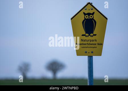 Alt Schwerin, Allemagne. 18 mars 2024. Le panneau pour le parc naturel Nossentiner/Schwinzer Heide. Crédit : Jens Büttner/dpa/Alamy Live News Banque D'Images