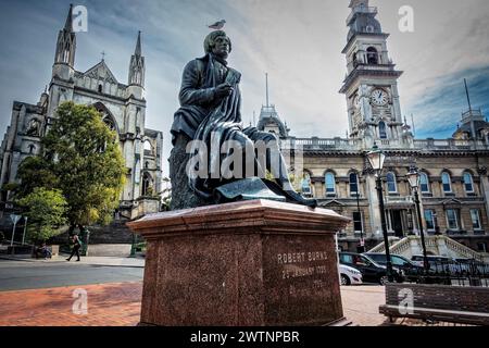 Il y a une statue de Robert Burns, le poète national d'Écosse, dans l'octogone, Dunedin, dans la même pose que celle de Dundee, en Écosse. Banque D'Images