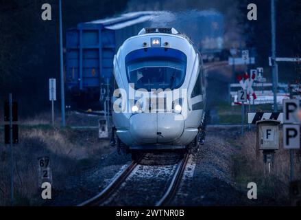 Alt Schwerin, Allemagne. 18 mars 2024. Le train d'essai « Advanced TrainLab » de Deutsche Bahn circule sur la piste d'essai du projet ferroviaire 5G. Le projet, auquel participent Telefónica (O2), Deutsche Bahn, Ericsson et Vantage Towers, vise à tester les possibilités d'utilisation de la norme de communication mobile 5G sur les trajets en train. Cela devrait améliorer sensiblement la réception des téléphones portables sur les trajets en train. Crédit : Jens Büttner/dpa/Alamy Live News Banque D'Images