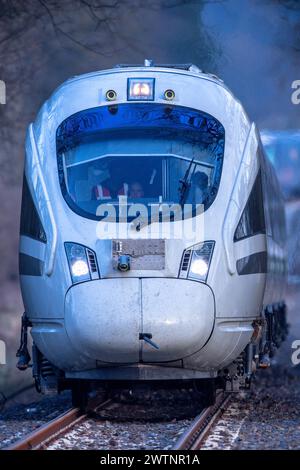 Alt Schwerin, Allemagne. 18 mars 2024. Le train d'essai « Advanced TrainLab » de Deutsche Bahn circule sur la piste d'essai du projet ferroviaire 5G. Le projet, auquel participent Telefónica (O2), Deutsche Bahn, Ericsson et Vantage Towers, vise à tester les possibilités d'utilisation de la norme de communication mobile 5G sur les trajets en train. Cela devrait améliorer sensiblement la réception des téléphones portables sur les trajets en train. Crédit : Jens Büttner/dpa/Alamy Live News Banque D'Images