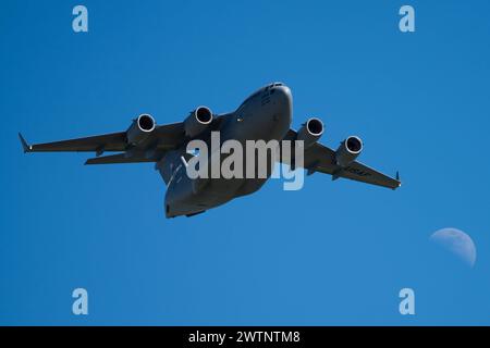 Un C-17 Globemaster III de l’US Air Force vole au-dessus de la tête dans le cadre de la « Parade of Heavies » pendant le spectacle aérien Travis Air Force base Wings Over Solano et la journée portes ouvertes à Travis AFB, Californie, le 16 mars 2024. Le C-17 Globemaster III a volé aux côtés d’un KC-46A Pegasus, d’un KC-10 Extender et d’un C-5M Super Galaxy en tant que « Parade of Heavies », mettant en vedette les différents avions exploités par Travis AFB. (Photo de l'US Air Force par Kenneth Abbate) Banque D'Images