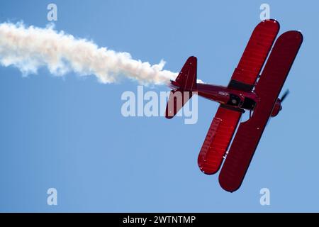 Vicky Benzing, pilotant un Boeing Stearman Model 75 de 1940, effectue des manœuvres acrobatiques lors du spectacle aérien Travis Air Force base Wings Over Solano et des portes ouvertes à Travis AFB, Californie, le 16 mars 2024. Le spectacle aérien et la journée portes ouvertes de Travis AFB Wings Over Solano ont permis à la communauté locale d'interagir directement avec la base et ses aviateurs. Banque D'Images