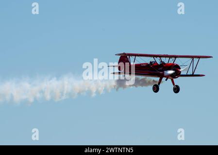 Vicky Benzing, pilotant un Boeing Stearman Model 75 de 1940, effectue des manœuvres acrobatiques lors du spectacle aérien Travis Air Force base Wings Over Solano et des portes ouvertes à Travis AFB, Californie, le 16 mars 2024. Le spectacle aérien et la journée portes ouvertes de Travis AFB Wings Over Solano ont permis à la communauté locale d'interagir directement avec la base et ses aviateurs. Banque D'Images