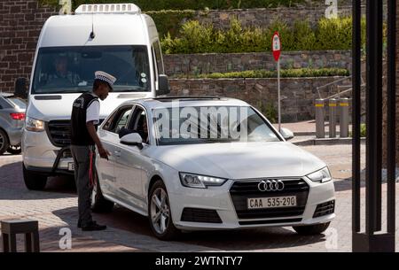 Cape Town Afrique du Sud. 18/03/2024. Garde de sécurité parlant à un chauffeur de voiture dans la zone du front de mer à Cape Town, Sud. Afrique. Banque D'Images