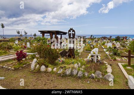 Hanga Roa, île de Pâques, Chili. 26 décembre 2023. Cimetière de l'île de Pâques à Hanga Roa, la seule ville de l'île de Pâques, borde la côte Pacifique. Banque D'Images