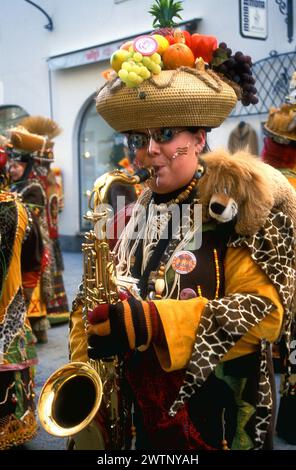 Musicien suisse Guggenmusik jouant du saxophone, Salzbourg, Autriche Banque D'Images