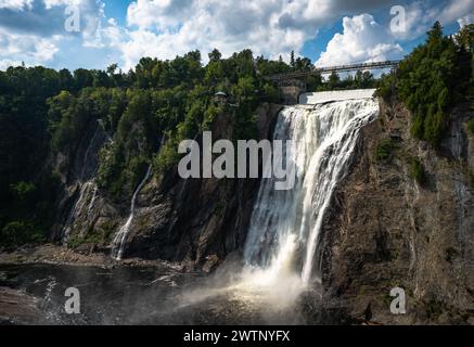 Montmorency tombe un jour ensoleillé Banque D'Images