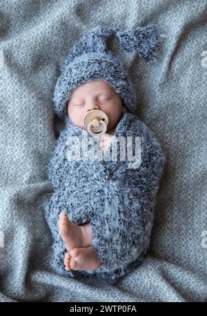 Un bébé adorable qui dormait sur une couverture, vue du dessus Banque D'Images