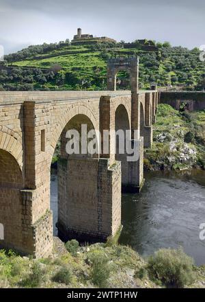 Pont de Trajan à Alcantara, pont en arc de pierre romain, construit au-dessus du Tage entre 104 et 106 après JC, Alcantara, Province de Caceres, Espagne Banque D'Images