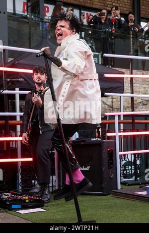 Londres, Royaume-Uni. 18 mars 2024. Yungblud se produit au Camden Market de Londres pour annoncer le lancement de son nouveau festival de musique Bludfest. Crédit : SOPA images Limited/Alamy Live News Banque D'Images