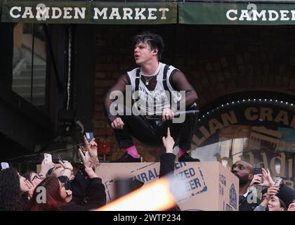 Londres, Royaume-Uni. 18 mars 2024. Yungblud se produit au Camden Market de Londres pour annoncer le lancement de son nouveau festival de musique Bludfest. Crédit : SOPA images Limited/Alamy Live News Banque D'Images