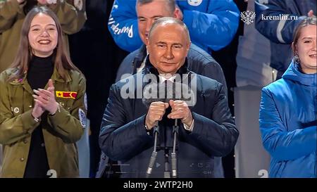 Moscou, Russie. 19 mars 2024. Le président russe et candidat à la présidence Vladimir Poutine s'adresse à la foule lors d'un rassemblement et d'un concert célébrant le 10ème anniversaire de l'annexion de la Crimée par la Russie sur la place Rouge à Moscou le lundi 18 mars 2024. Les récentes élections russes, qui ont vu le président Vladimir Poutine obtenir un autre mandat de six ans, sont condamnées comme injustes et frauduleuses, selon le mouvement russe Golos. Photo du Kremlin/UPI crédit : UPI/Alamy Live News Banque D'Images