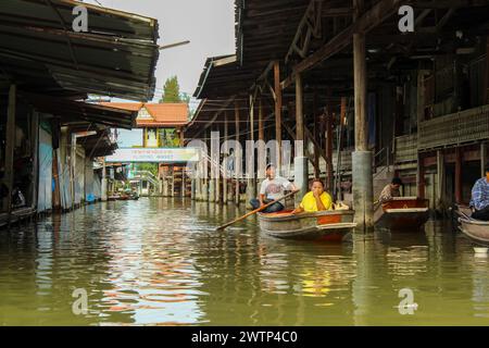 3 janvier 2020, Thaïlande : Portrait de la détentrice de stalle de marché féminin mature, marché flottant Damnoen Saduak, Thaïlande Banque D'Images