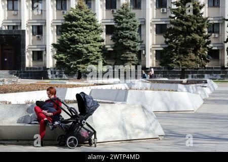 Odessa, Ukraine. 17 mars 2024. Une femme avec son enfant est vue assise près du Mémorial des héros tombés sur la place de la gloire et de la liberté. Lors de la Journée des défenseurs de l'Ukraine 2023, le Mémorial aux héros tombés de l'Ukraine a été solennellement consacré à Odessa. Le mémorial a été créé sur la place de la gloire et de la liberté. Crédit : SOPA images Limited/Alamy Live News Banque D'Images