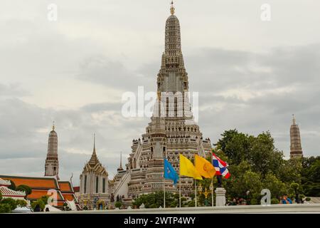 La carte de visite de la capitale de la Thaïlande est le temple bouddhiste Wat Arun, temple de l'Aube, qui est situé sur les rives de la rivière Chao Phraya. Banque D'Images