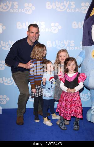 Le Dr Chris Van Tulleken assiste à la première britannique de Bluey's Big Play au Royal Festival Hall du Southbank Centre à Londres. Banque D'Images