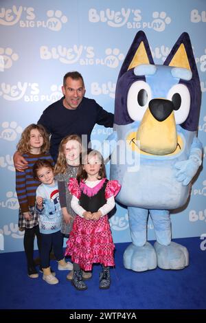 Le Dr Chris Van Tulleken assiste à la première britannique de Bluey's Big Play au Royal Festival Hall du Southbank Centre à Londres. Banque D'Images