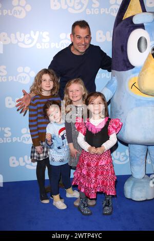 Le Dr Chris Van Tulleken assiste à la première britannique de Bluey's Big Play au Royal Festival Hall du Southbank Centre à Londres. Banque D'Images