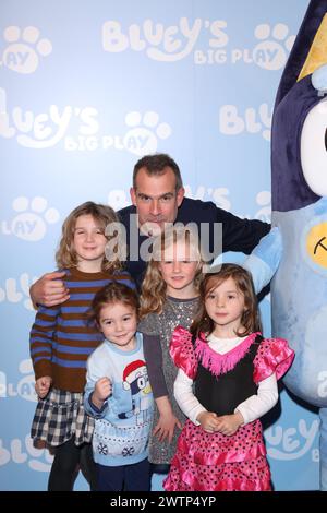 Le Dr Chris Van Tulleken assiste à la première britannique de Bluey's Big Play au Royal Festival Hall du Southbank Centre à Londres. Banque D'Images