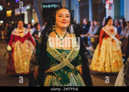 Valencia, Espagne. 17 mars 2024. Une fallera vue vêtue d'une tenue traditionnelle lors du festival Fallas de Valence. Chaque année, les falleros complètent un manteau floral pour la Virgen de los Desamparados lors de l'offrande des Fallas. Environ 1 million de touristes sont venus à Valence pour profiter des festivals Fallas, dans la ville. Crédit : SOPA images Limited/Alamy Live News Banque D'Images