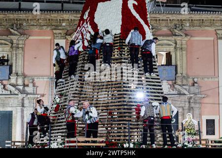 Valencia, Espagne. 17 mars 2024. Falleros place offrandes à la vierge, pendant le festival Fallas de Valence. Chaque année, les falleros complètent un manteau floral pour la Virgen de los Desamparados lors de l'offrande des Fallas. Environ 1 million de touristes sont venus à Valence pour profiter des festivals Fallas, dans la ville. Crédit : SOPA images Limited/Alamy Live News Banque D'Images