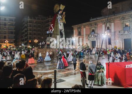 Valencia, Espagne. 17 mars 2024. Une image de la vierge comme les gens placent leurs offrandes pendant le festival Fallas de Valence. Chaque année, les falleros complètent un manteau floral pour la Virgen de los Desamparados lors de l'offrande des Fallas. Environ 1 million de touristes sont venus à Valence pour profiter des festivals Fallas, dans la ville. Crédit : SOPA images Limited/Alamy Live News Banque D'Images