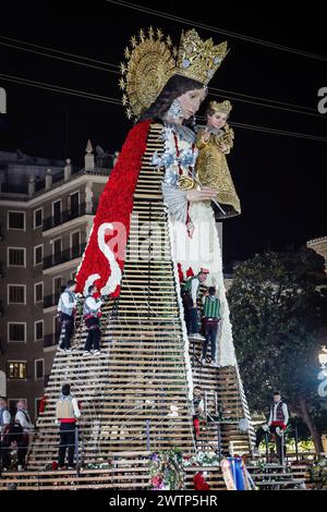 Valencia, Espagne. 17 mars 2024. Une image de la vierge comme les gens placent leurs offrandes pendant le festival Fallas de Valence. Chaque année, les falleros complètent un manteau floral pour la Virgen de los Desamparados lors de l'offrande des Fallas. Environ 1 million de touristes sont venus à Valence pour profiter des festivals Fallas, dans la ville. Crédit : SOPA images Limited/Alamy Live News Banque D'Images